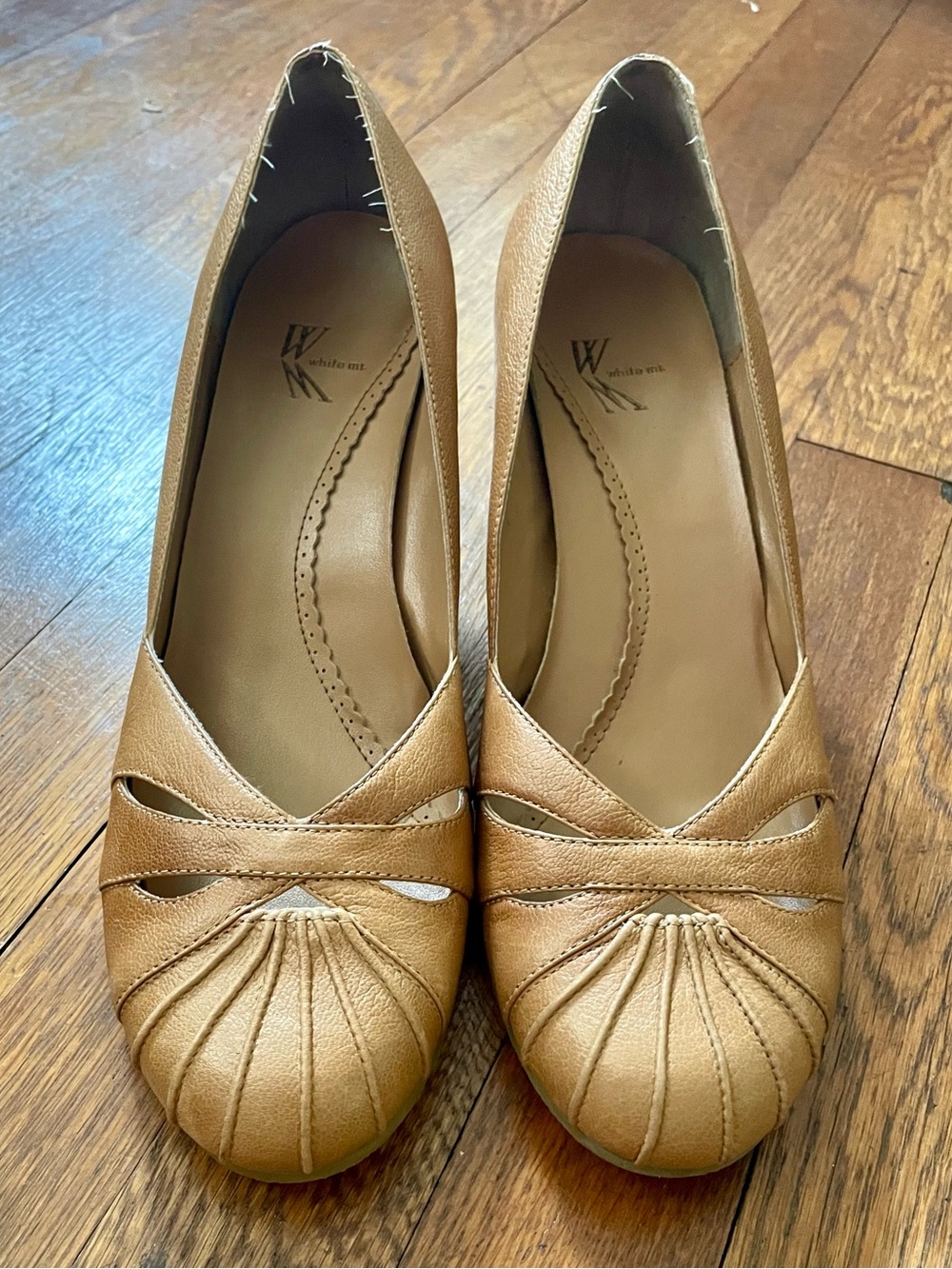White Mountain Tan Leather Closed-Toe Wedge Pumps w/ Pleated Detailing (9.5M)